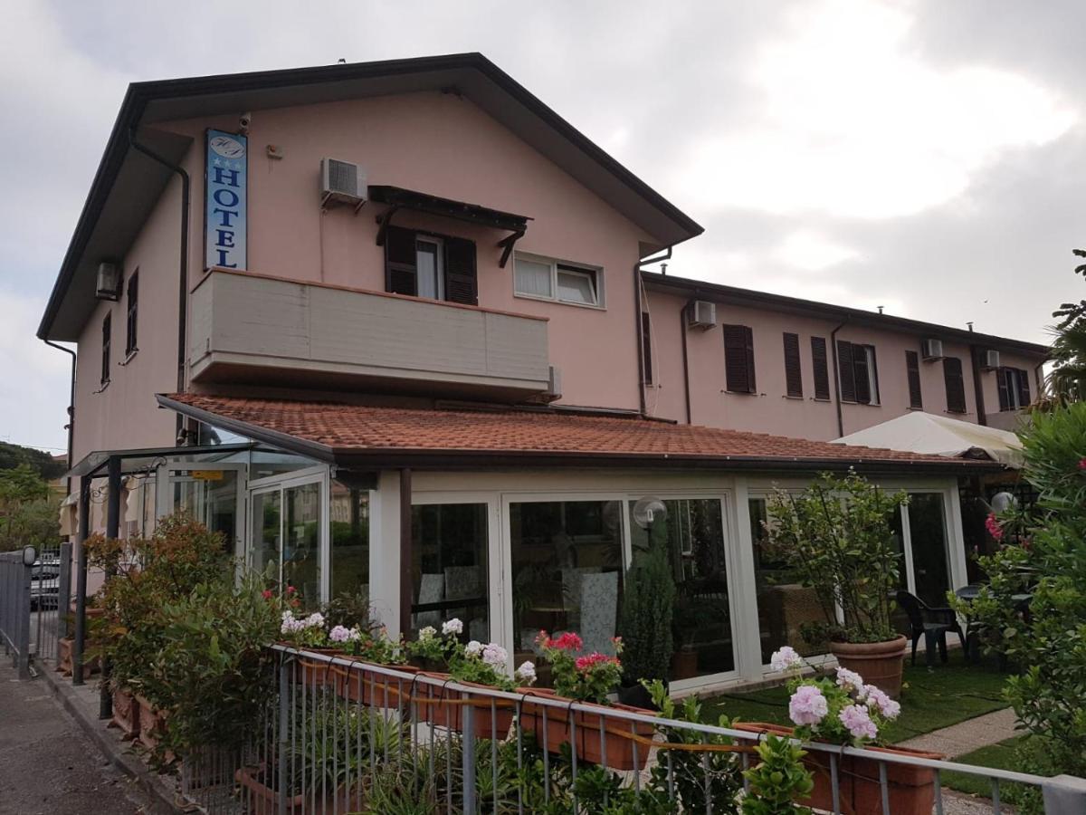 Hotel Patrizia Марина-ди-Масса Экстерьер фото